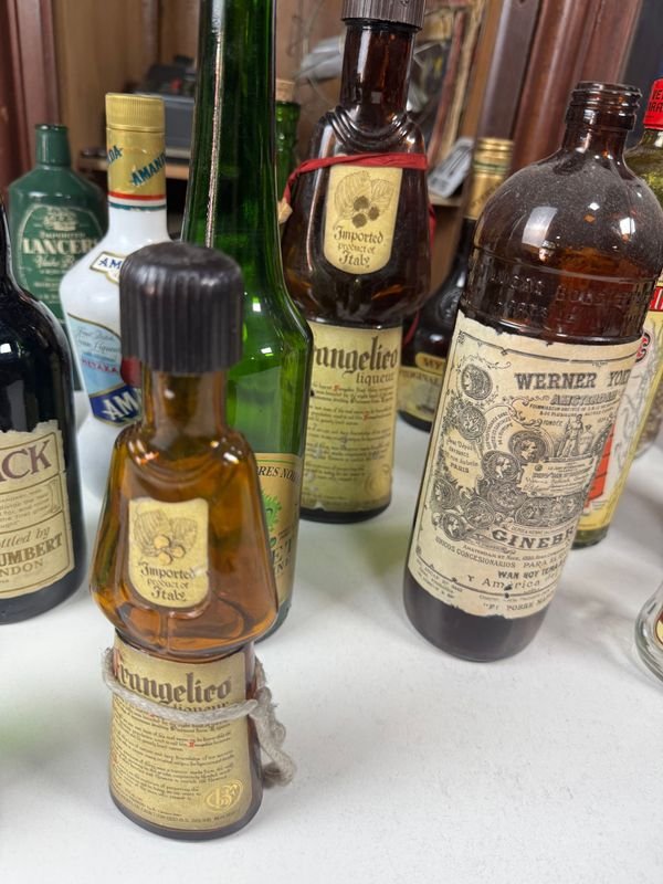 Colección de botellas vacías de diferentes épocas - imagen 4