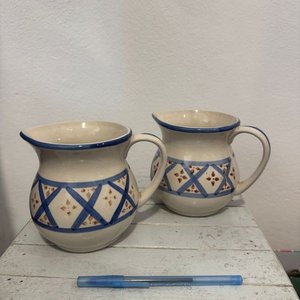 Lote anterior: Juego de 2 Jarras de Cerámica con Diseño Azul y Marrón