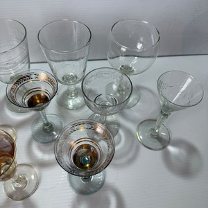 Lote de 13 Copas de Licor Variadas con Detalles Dorados - imagen 4