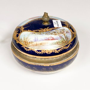 Bombonera de Porcelana Viejo Viena Azul Cobalto con Cupido y Paisaje - imagen 3