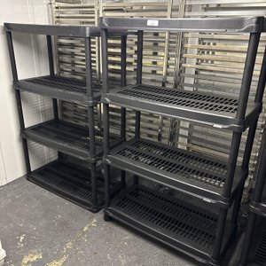 Lote siguiente: Dos Estanterías Plásticas Negras Rimax