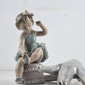 Figura de Porcelana Lladró Niña Bailarina Sentada - imagen 2