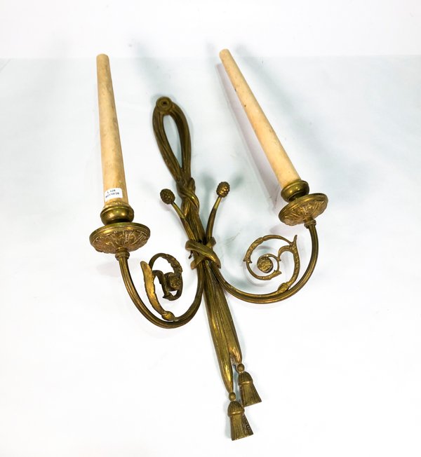 Aplique de Bronce con Dos Luces y Detalles Ornamentales - imagen 1