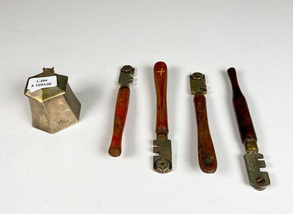 Lote anterior: Tintero de metal antiguos y corta vidrios
