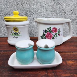 Lote siguiente: Jarra de Loza con Tapa, Frasco para Café, Salero y Pimentero