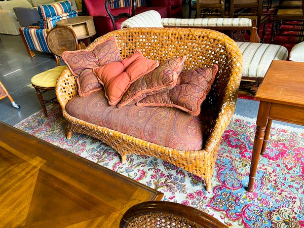 Sofá de mimbre con almohadones y mesa ratona de madera - imagen 1