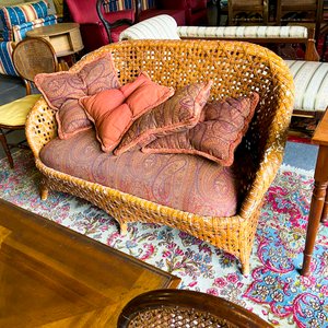 Lote siguiente: Sofá de mimbre con almohadones y mesa ratona de madera