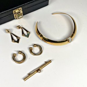 Conjunto de Joyería: Gargantilla Dorada con Cristales, Aros y Prendedor con Perla - imagen 3