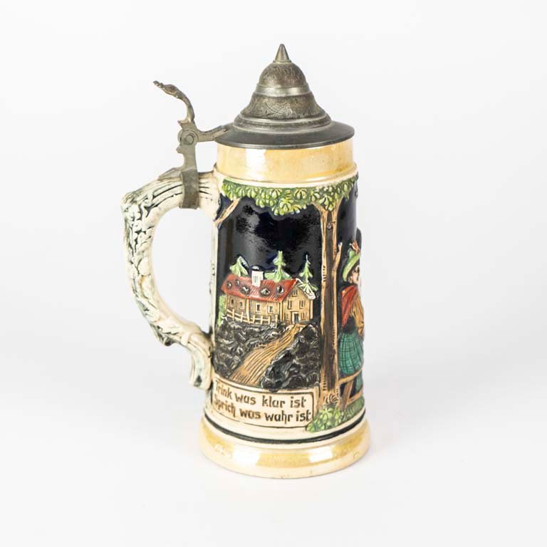 Jarra de cerveza alemana con escena en relieve y tapa de peltre - imagen 2