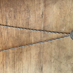 Cadena de Peltre con Medalla Tallada y Grabada - imagen 1