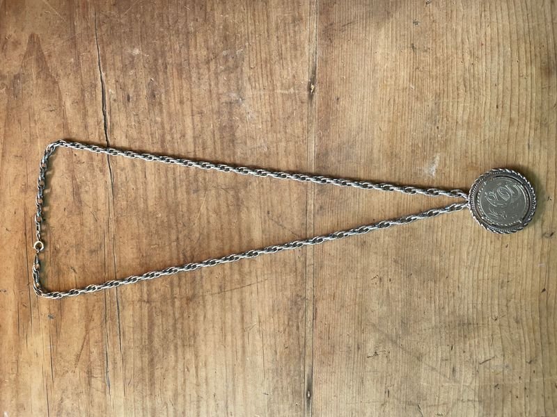 Cadena de Peltre con Medalla Tallada y Grabada