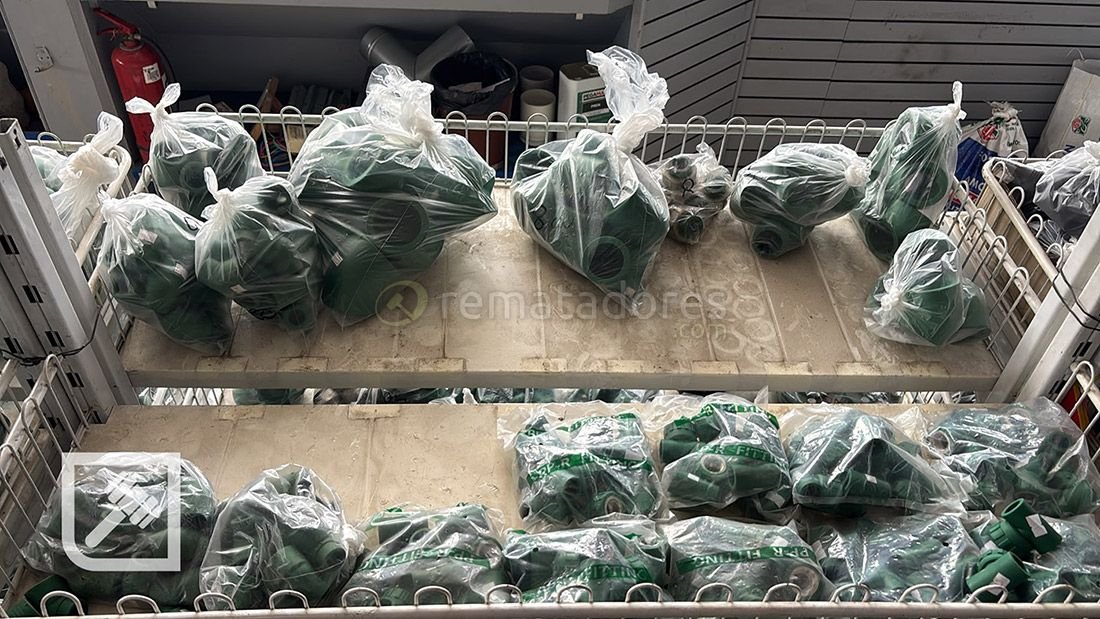 Lote de Válvulas y Conexiones de Plástico Verde