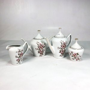 Juego de Porcelana Blanca Floral: Tetera, Cafetera, Lechera y Azucarero - imagen 2