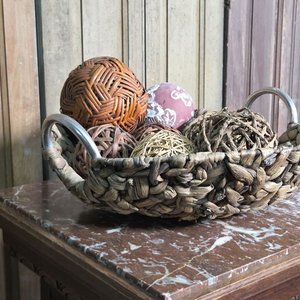 Centro de Mesa con Asas Metálicas y Esferas Decorativas de Mimbre - imagen 3
