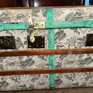 Antiguo Baúl Tapizado con Estampado Floral y Detalles en Madera - imagen 4