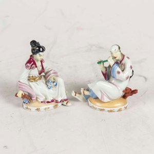 Lote siguiente: Par de Figuras de Porcelana Europea: Personajes Orientales