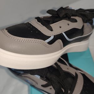 Zapatillas Deportivas de Eco Cuero Gris y Negro Talle 41 (40 UY) - imagen 3