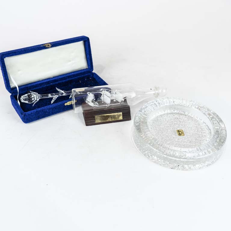 Lote anterior: Cenicero de cristal, adorno botella de vidrio con base de madera y rosa de cristal (con pequeñísima cascadura) - Medidas: 18 y 16cm 