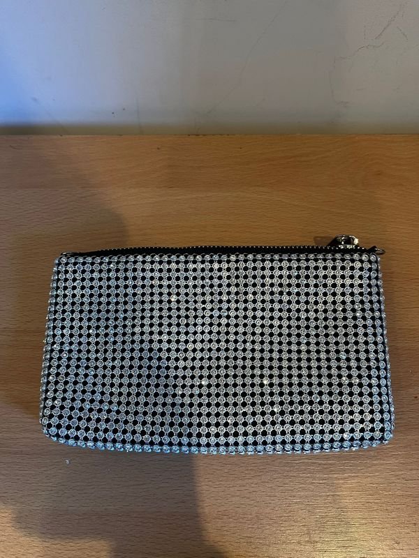 Lote siguiente: Bolsa de strass plateado nuevo