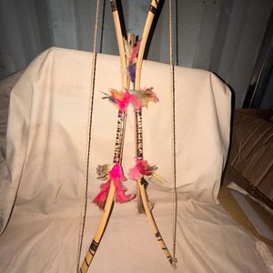 Arcos y Flechas Decorativos con Grabado y Plumas - imagen 2
