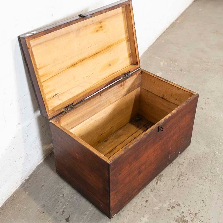 Baúl de madera con fisura y detalles en la superficie - imagen 2