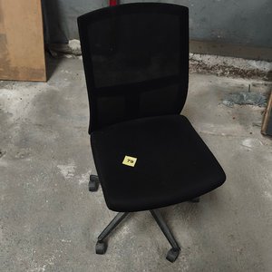 Lote siguiente: Silla de Oficina Negra Respaldo Alto con Base Giratoria y Ruedas