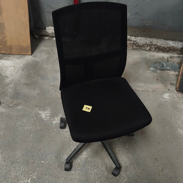 Silla de Oficina Negra Respaldo Alto con Base Giratoria y Ruedas