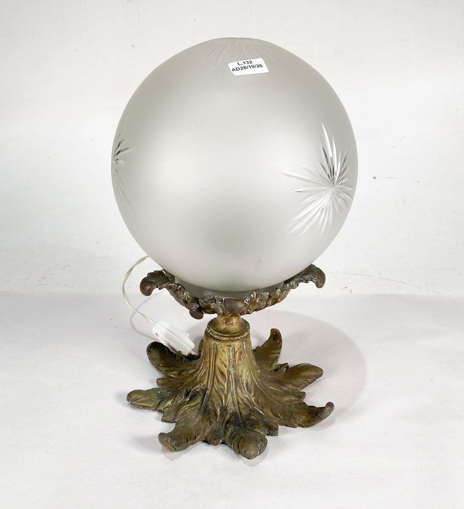 Lámpara de Mesa Bronce y Globo Esmerilado Tallado