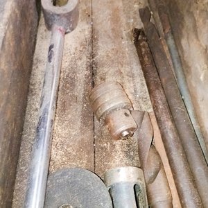 Cajón de madera con: mechas varias, boquilla, mandril con detalles, base taladro - imagen 5