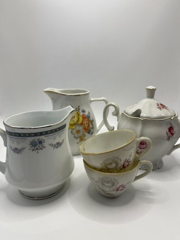 Lote de porcelana con patrones florales - imagen 2