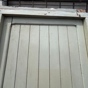 Puerta Antigua de Madera Panelada Color Grisáceo con Herrajes - imagen 8