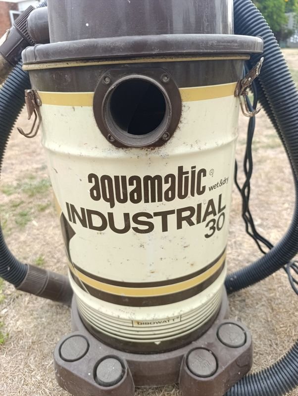 Lote siguiente: Aspiradora Aqua Matic Industrial - Limpieza y Mantenimiento