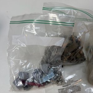Lote de Bisagras de Bronce, Tornillos y Herrajes Varios - imagen 3
