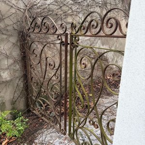 Lote siguiente: Antigua Doble Puerta Exterior de Hierro Forjado con Diseño Ornamental
