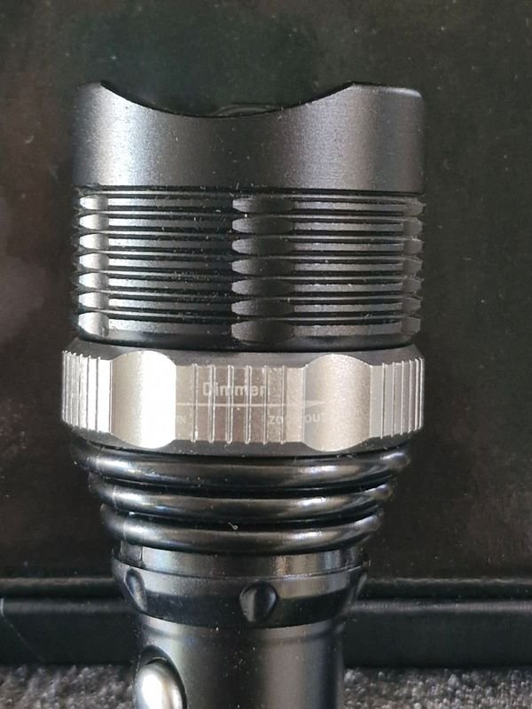 Linterna recargable LED con ajuste de foco - imagen 4