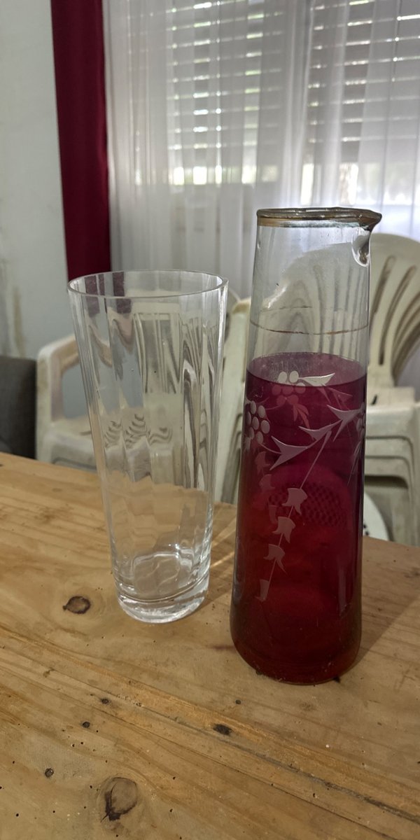 Jarra de Vidrio Roja con Diseño Floral y Vaso