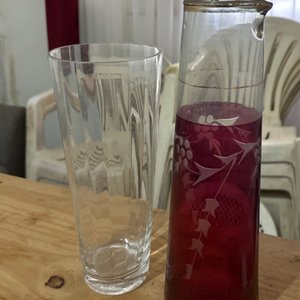 Lote anterior: Jarra de Vidrio Roja con Diseño Floral y Vaso