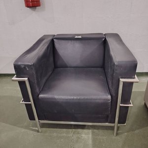 Sillón Estilo Le Corbusier, Tapizado Negro y Estructura Metálica - imagen 6