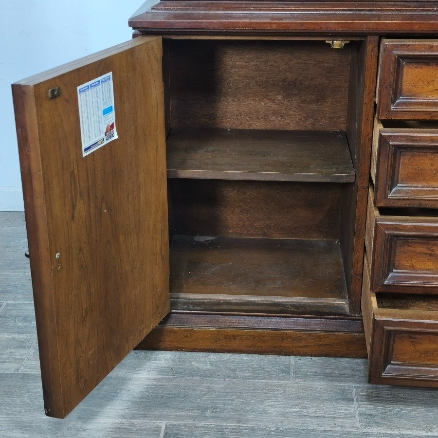 Muebles de Madera con Puertas de Vidrio y Estructura de Madera - imagen 14