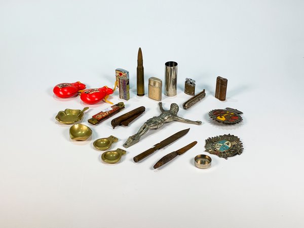 Lote de Encendedores, Cuchillos y Objetos Coleccionables Vintage - imagen 1
