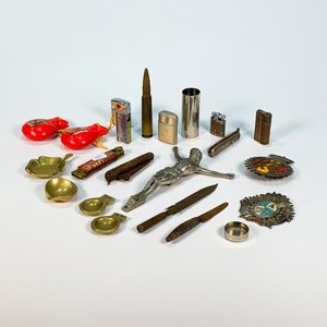 Lote de Encendedores, Cuchillos y Objetos Coleccionables Vintage - imagen 1