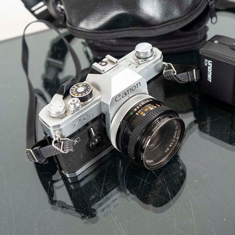 Cámara reflex Canon FTb con lente y accesorios - imagen 2
