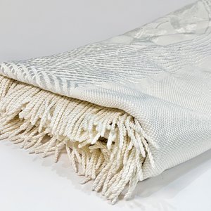 Colcha de Hilo Blanca con Decoración Floral y Flecos Laterales - imagen 2