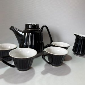Lote siguiente: Juego de Tetera, Lechera y 4 Pocillos de Cerámica Negra y Blanca