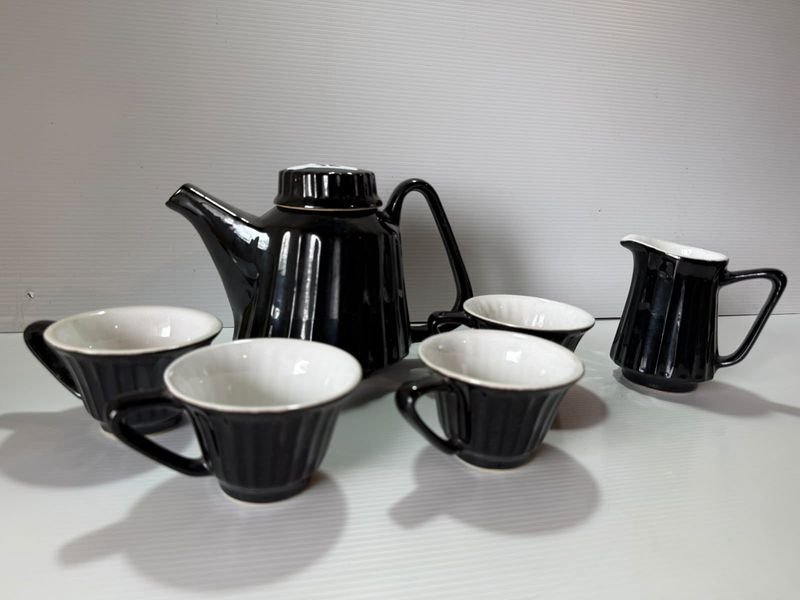 Juego de Tetera, Lechera y 4 Pocillos de Cerámica Negra y Blanca