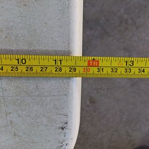 Banco Plegable Tipo Valija - Estructura de Alta Resistencia Banco corrido multiuso plegable a la mitad. Cuenta con una superficie de polietileno de alta densidad (HDPE) resistente a la intemperie y protección UV, ideal tanto para interiores como para exteriores. Medidas aproximadas: 183 cm de largo × 29,50 cm de ancho × 43,50 cm de alto – Con Detalle con Pequeña roptura - imagen 8