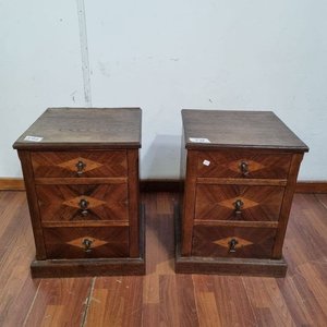Lote anterior: Par de Mesas de Noche Vintage con Marquetería y Tiradores Metálicos