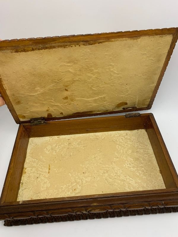 Antigua caja de madera con detalles decorativos - imagen 3