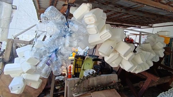 Más de 50 Bidones de 5lts. La mayoría con tapa - imagen 1