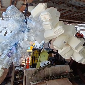 Lote siguiente: Más de 50 Bidones de 5lts. La mayoría con tapa